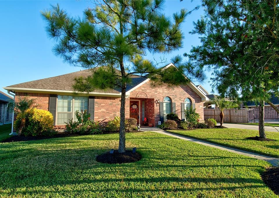 Welcome to 2106 Verde Valley Dr in the desirable Sedona neighborhood in League City.