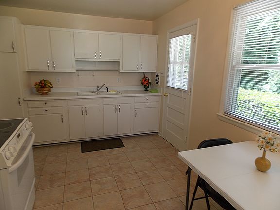 4th image of 2703 Evergreen Dr