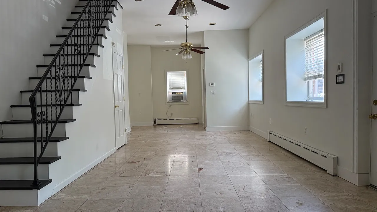 3 bed, 1336 sqft, $2,300 — Photo 2