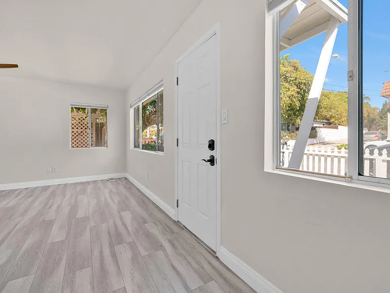 5266 Cass St — Photo 7
