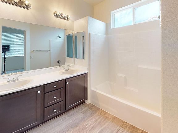 3rd image of 2738 Meadowbrook Dr