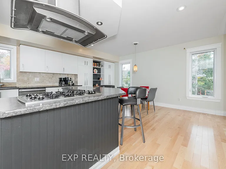 1238 Barnwell Cres — Photo 9