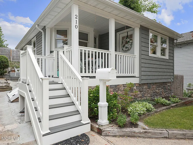 210 Linden Ave — Photo 3
