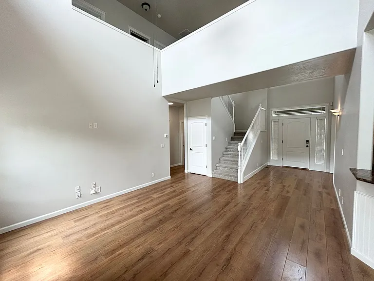 562 N Paddington Pl — Photo 2