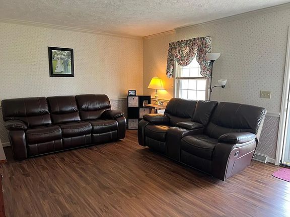 3rd image of 165 Mountain Ln