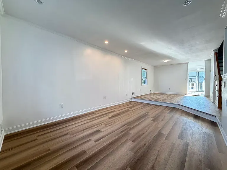266 Brookfield Ave — Photo 10