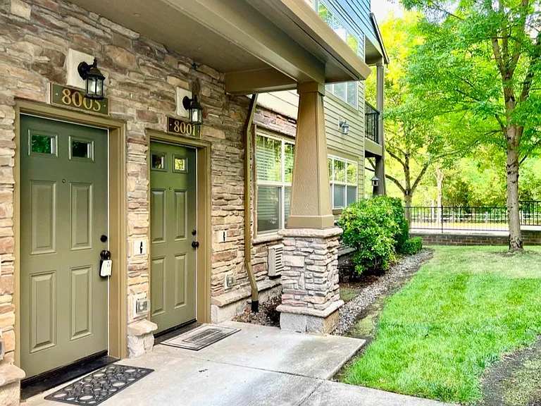 8005 NE Rockne Way — Photo 3