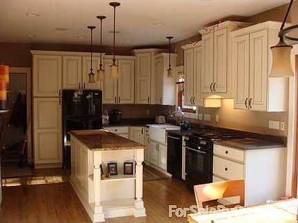 Kitchen working space : Super efficient layout - Fridge, large cutting board on island, Sink, stove.