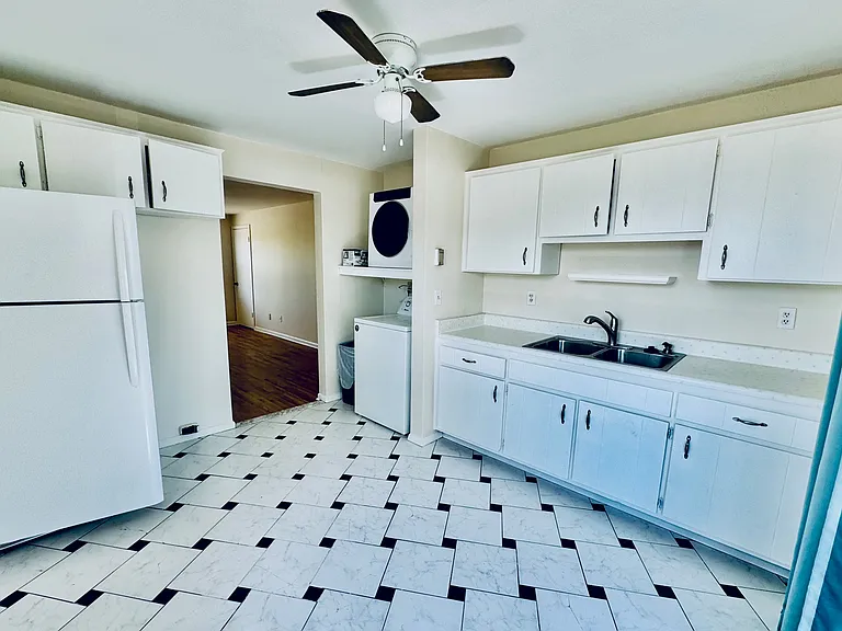 2502 Gary Cir #B — Photo 6