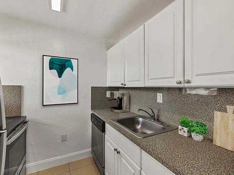 Sunworld Apartments — Photo 7