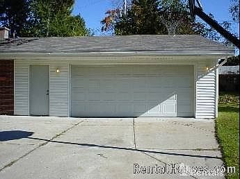 Two Car Attached Garage, Baske