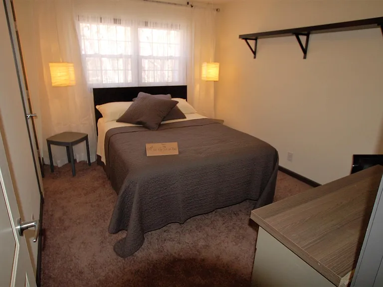 Master Bdrm Queen Bed