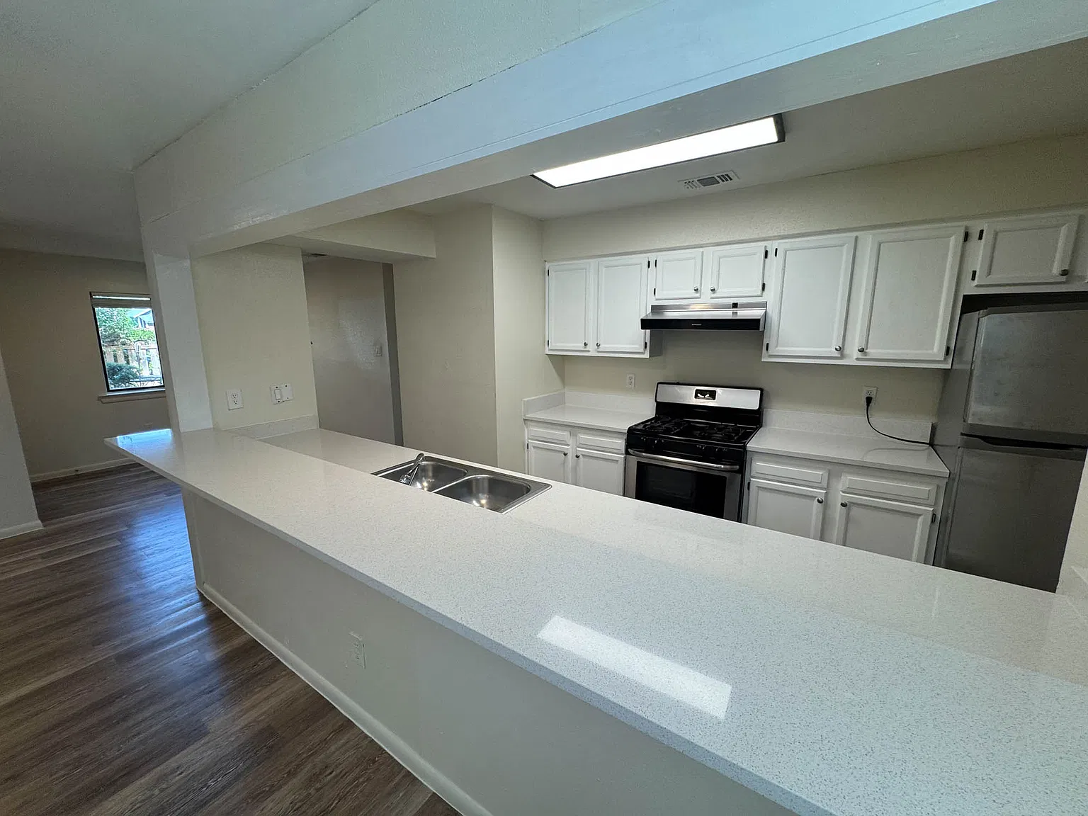 3 bed, 2.5 bath, 1048 sqft, $2,700 — Photo 3