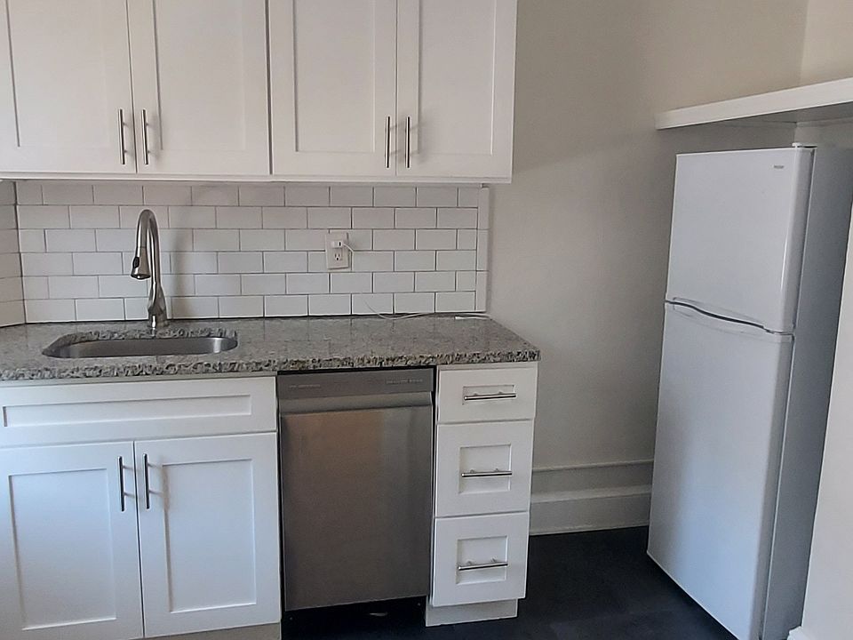 Kitchen subway backsplash counter with 24x24 floor tiles. Brand new dishwasher.