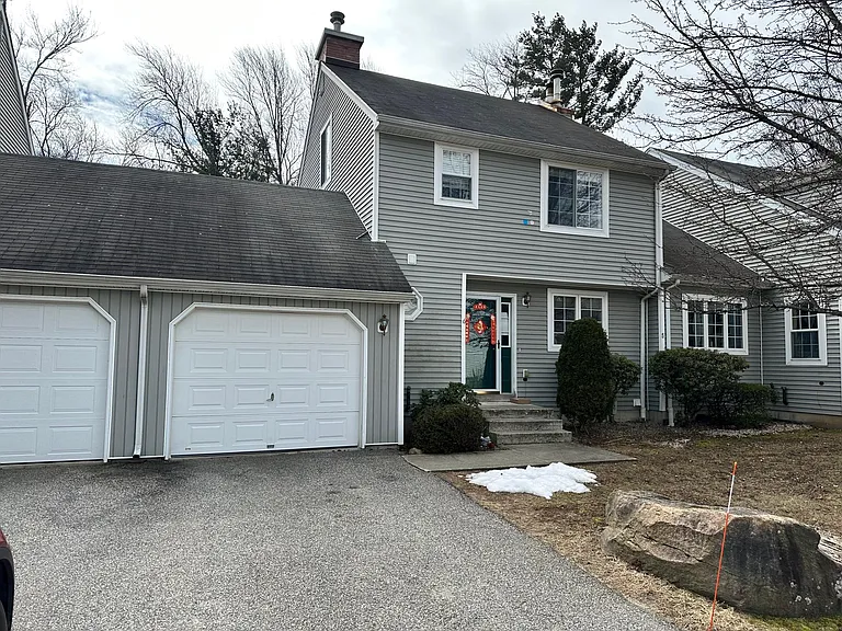 6 Mohegan Sq — Photo 1