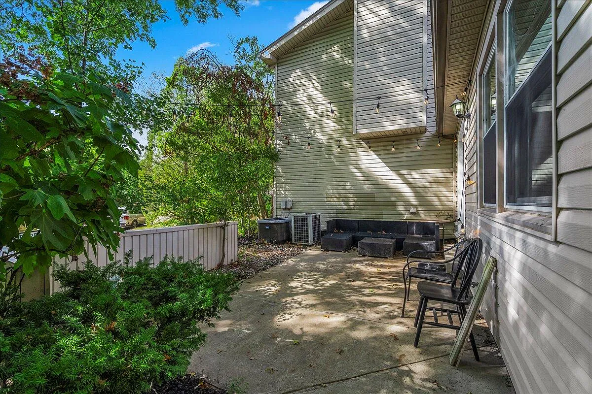 5 bed, 2.5 bath, 1908 sqft, $2,500 — Photo 4