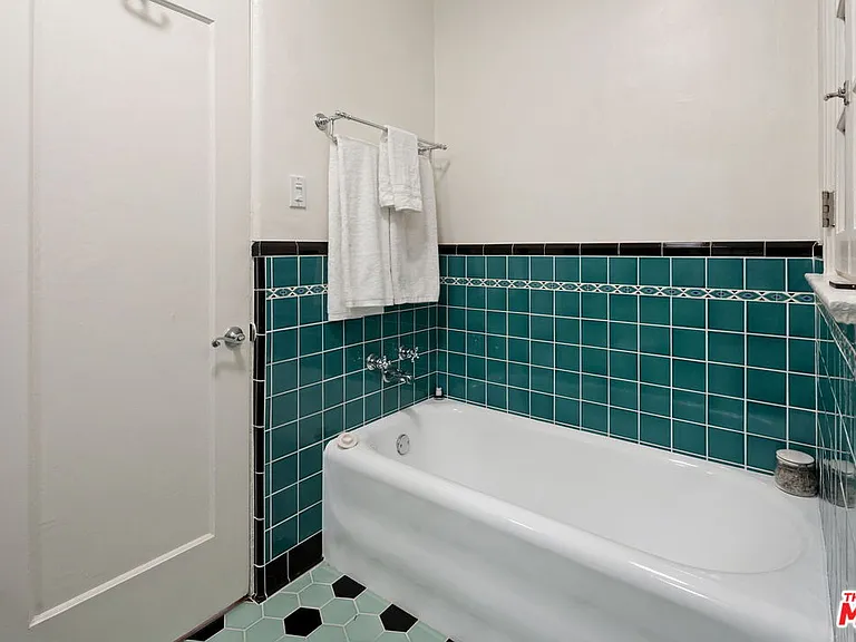 1345 N Hayworth Ave #2 — Photo 20