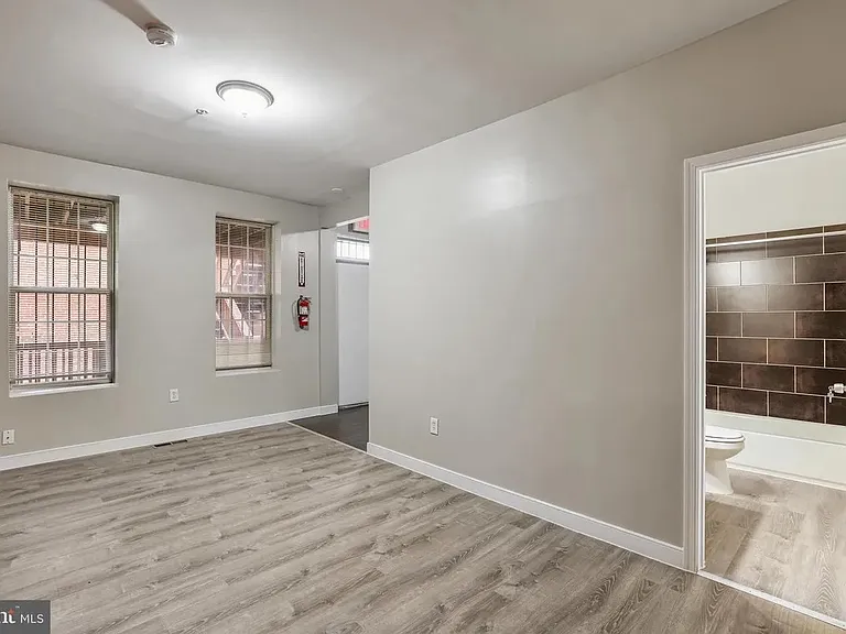 302 V St NE — Photo 3