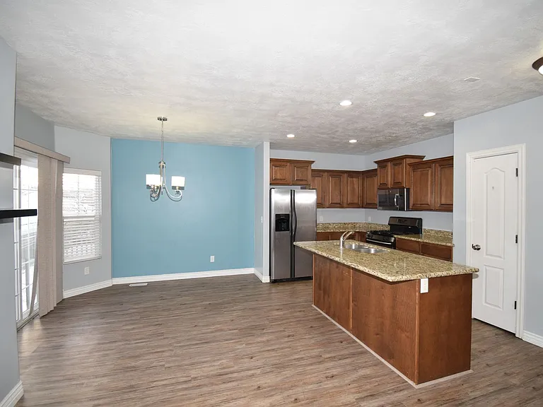 2182 E Whitekirk Way — Photo 3
