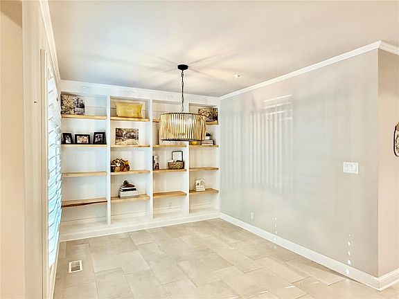 5th image of 16 Windbrook Sq