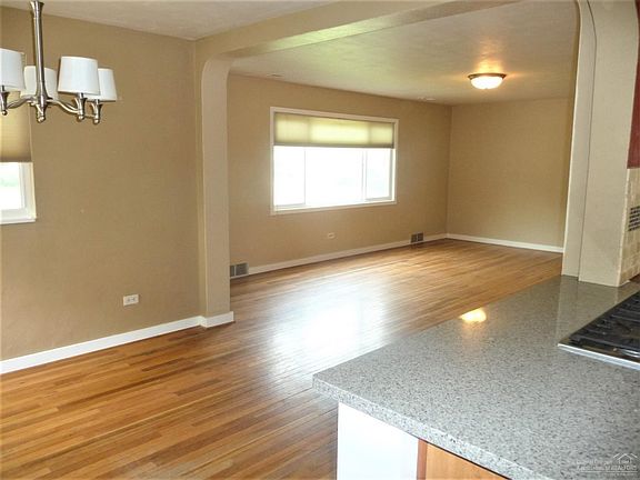 5th image of 706 NE Lookout Ave
