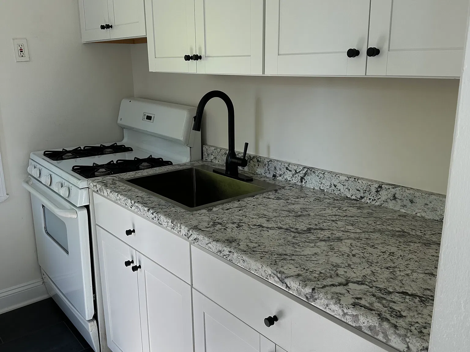 2 bed, 750 sqft, $1,800 — Photo 4