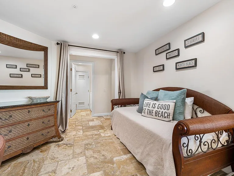 255 La Paloma — Photo 22