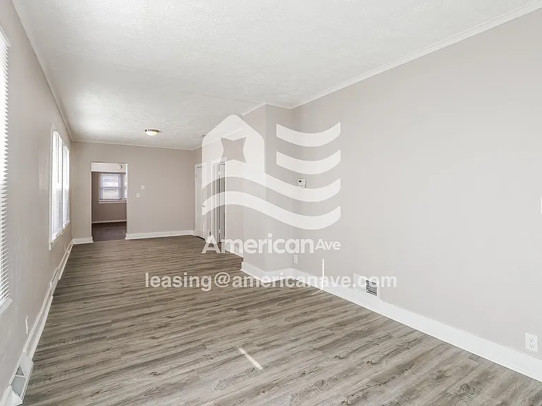 1352500_002_wm_-_living_room_13381253.jpg