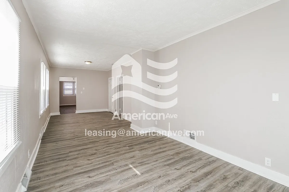 1352500_002_wm_-_living_room_13381253.jpg - 1942 S 14th St