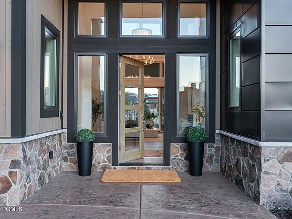 3rd image of 832 N Burro Peak Cir