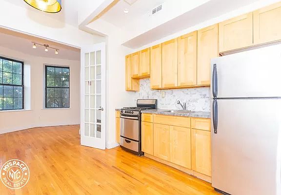 3rd image of 654 Park Pl #2A