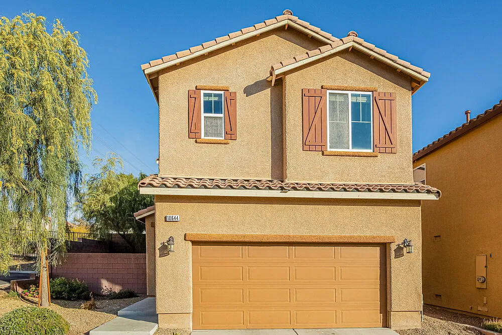 3 bed, 2.5 bath, 1365 sqft, $1,920 — Photo 1