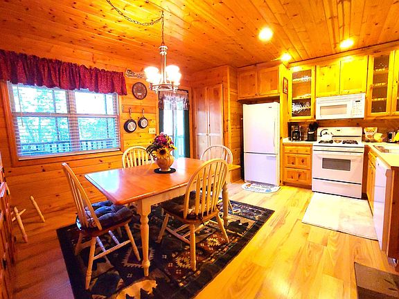 Fully furnished kitchen/dining area