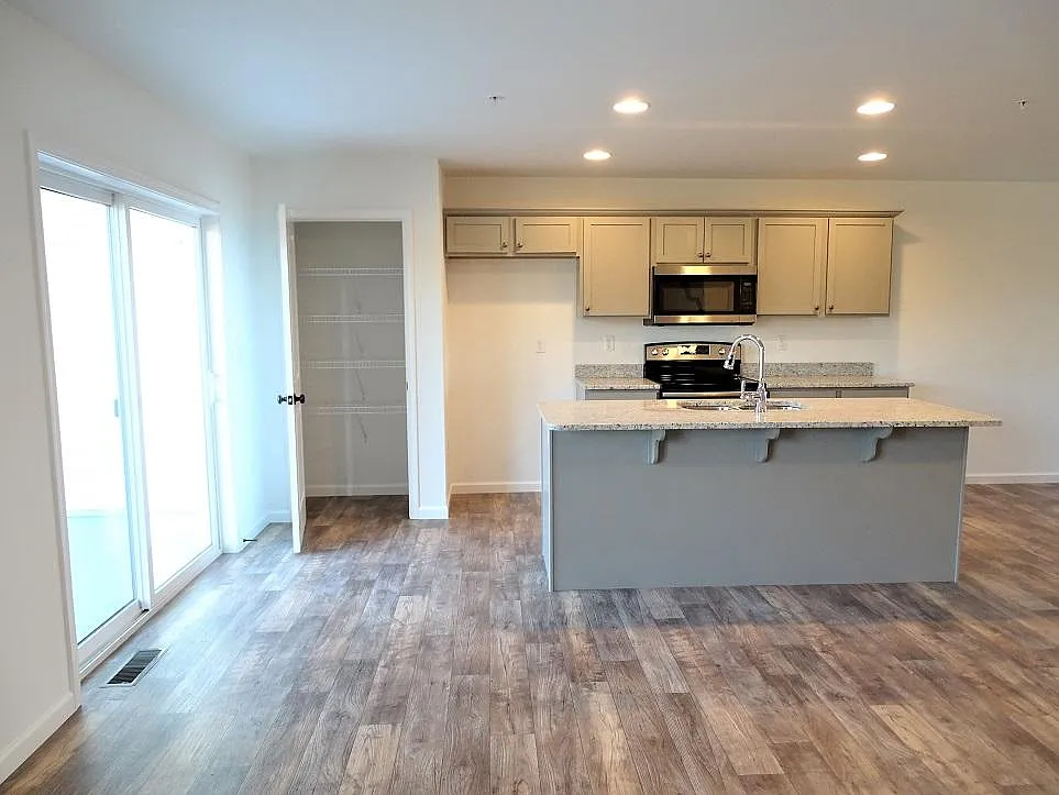 3 bed, 2.5 bath, 1634 sqft, $2,050 — Photo 4