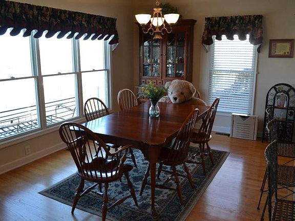 4th image of 250 Village Ln