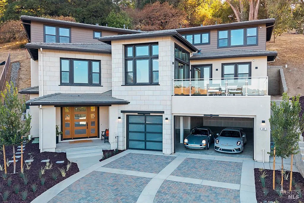 22 Oak Knoll Court - 5bd/5ba, 5,578 sqft - in Petaluma, CA