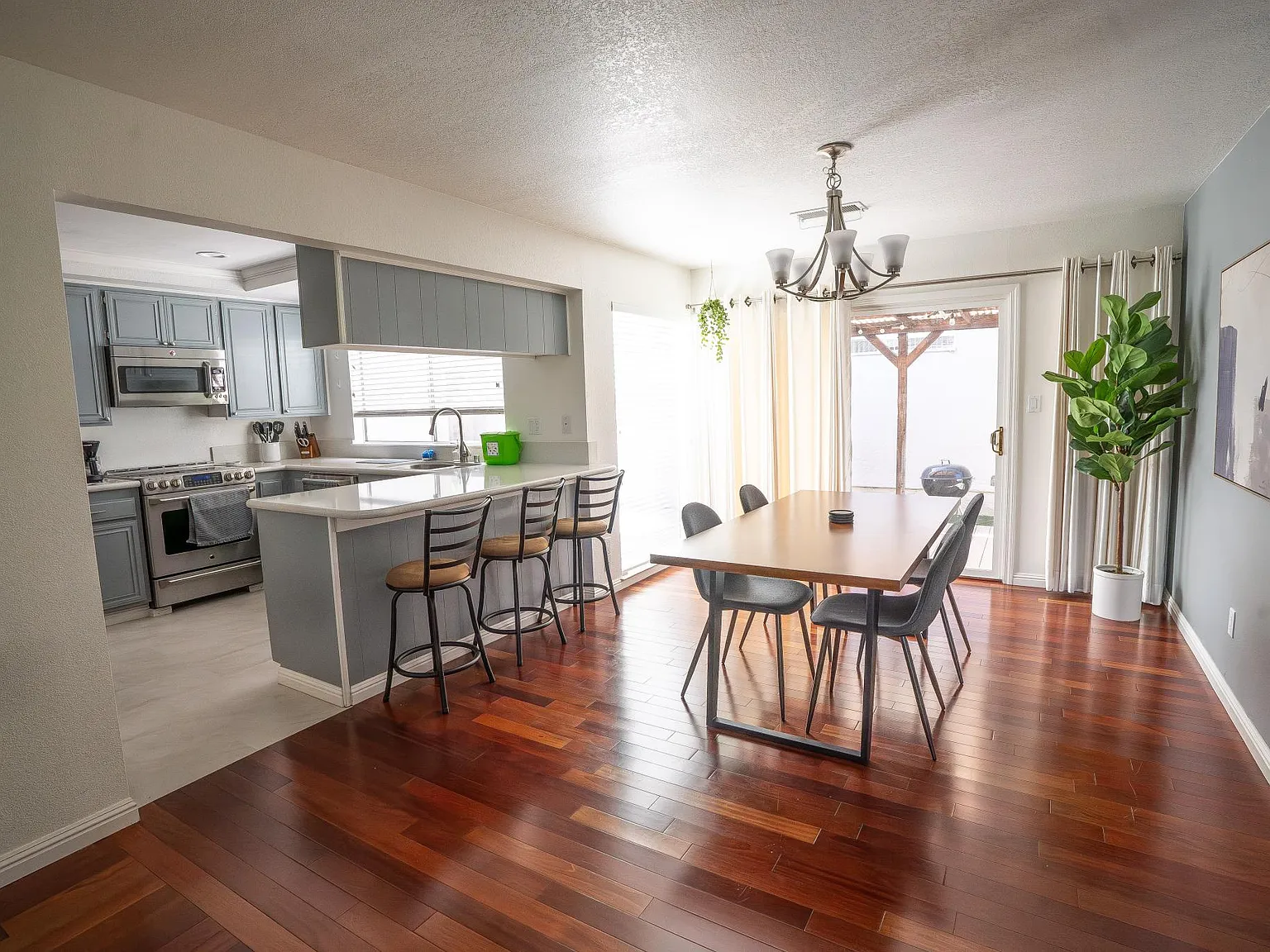 3 bed, 1304 sqft, $4,800 — Photo 2