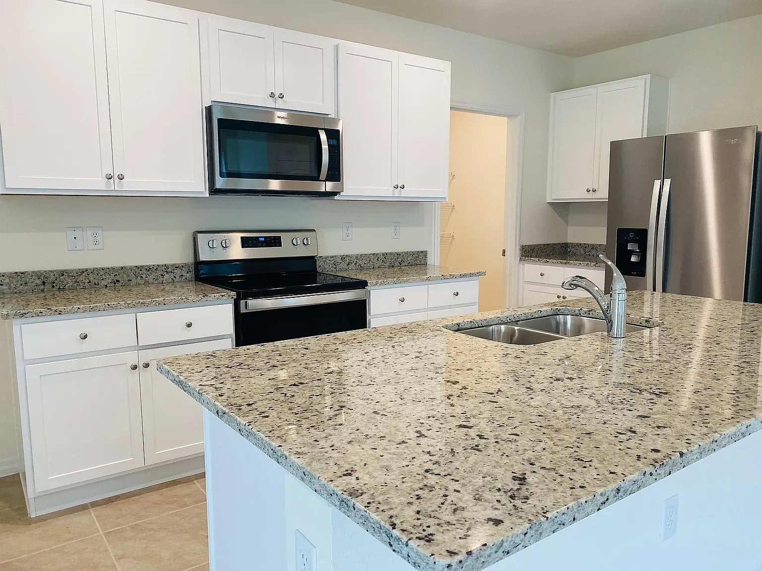 5 bed, 2447 sqft, $2,500 — Photo 4