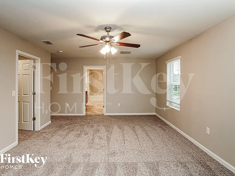 924 Ambergate St — Photo 7