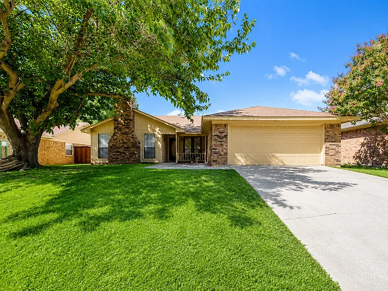 2217 Parkside Dr — Photo 1