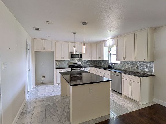 3rd image of 1404 Hillside Dr