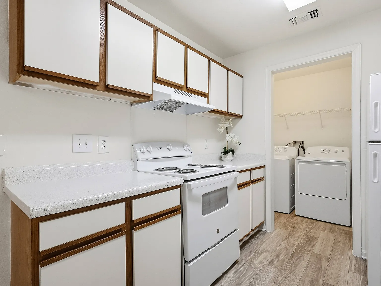 Somerset Pointe Apartments — Photo 3