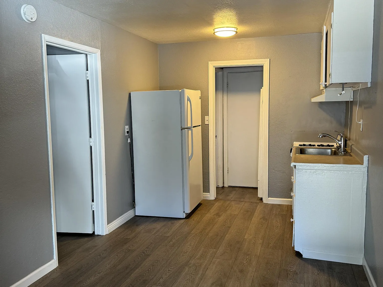 1028/1032 Glenwood Way - 4 — Photo 3