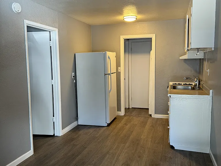 1032 Glenwood Way #4 — Photo 3