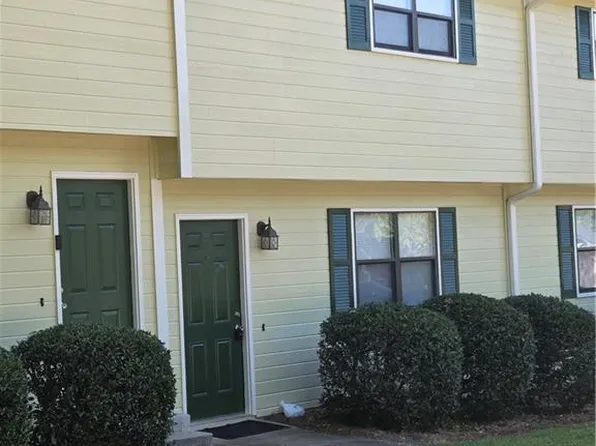 8492 Pineland Dr, Jonesboro, GA 30238