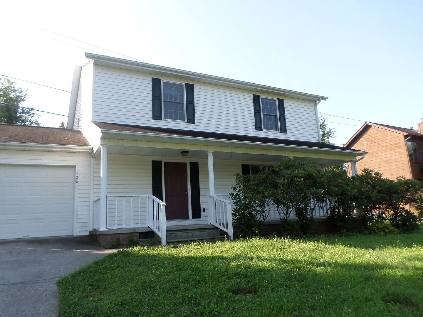 3 Bedroom 2.5 Bath House with 1 Car Garage — Photo 1