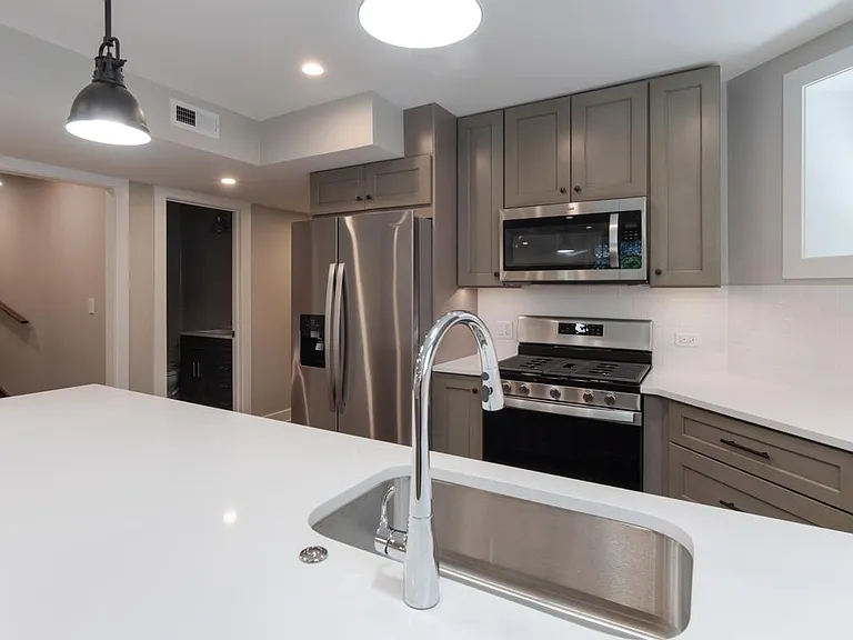 1456 W Foster Ave #G — Photo 2