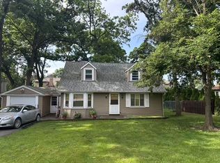 128 Forest Glen Rd, Wood Dale, IL 60191