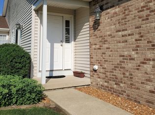 208 Juniper Dr, Mahomet, IL 61853