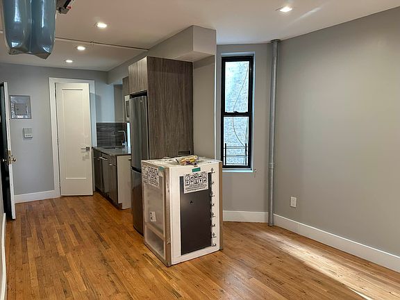 4th image of 139 E 110th St APT 42